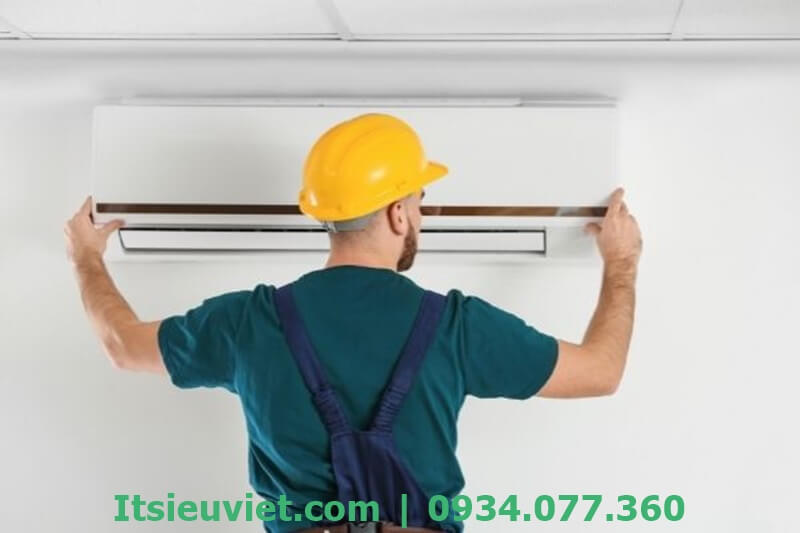 Nhân viên sửa máy lạnh tại nhà Tân Bình của IT Siêu Việt rất tận tâm